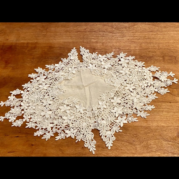 2 TWO beautiful hand made LACE doilies VINTAGE - Picture 3 of 16